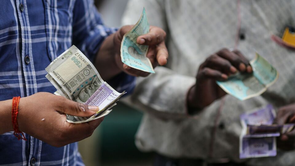 বিভিন্ন ব্যাঙ্কে ফিক্সড ডিপোজিটে (এফডি) সুদের হার কমিয়ে দেওয়া হয়েছে। তাতে সাধারণ মানুষ এবং প্রবীণ নাগরিকদের মাথায় হাত পড়েছে। তারপরও অবশ্য এমন কয়েকটি ব্যাঙ্ক আছে, যেগুলি প্রবীণ নাগরিকদের ৮.৮ শতাংশ হারেও সুদ দিচ্ছে (তিন কোটি টাকার কম অঙ্কের)। সেজন্য বেশিদিন টাকা রাখতেও হবে না। মেরেকেটে তিন বছর টাকা রাখতে হবে। (ছবিটি প্রতীকী)