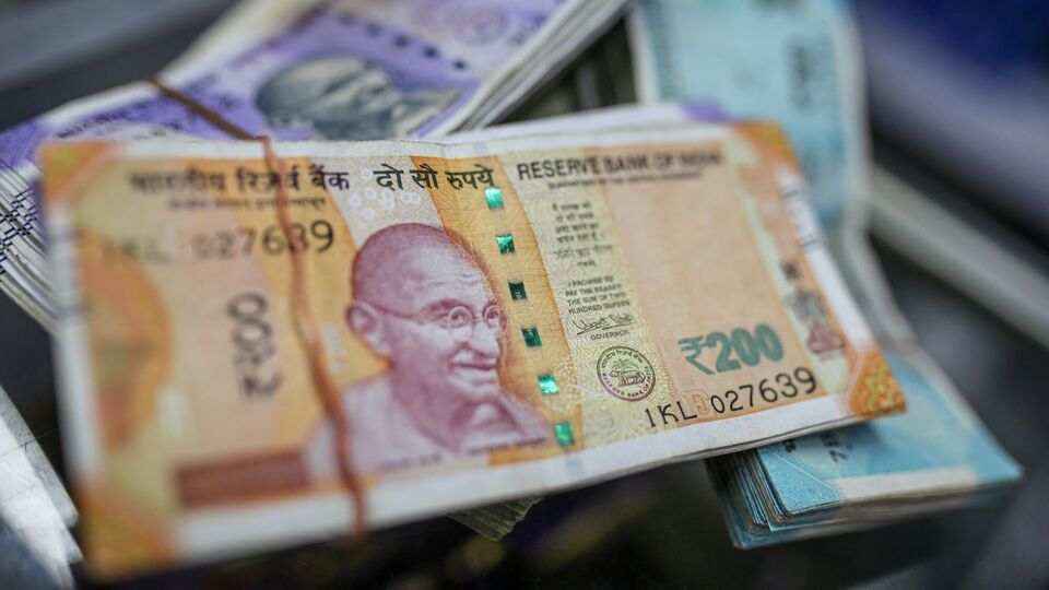 এমনিতে তবে এরকম স্মল ফিনান্স ব্যাঙ্কে ফিক্সড ডিপোজিটে টাকা রাখার ক্ষেত্রে গ্রাহকদের কোনও বিশেষজ্ঞদের পরামর্শ নিতে বলা হয়। কারণ সাধারণ বাণিজ্যিক ব্যাঙ্কের থেকে এরকম স্মল ফিনান্স ব্যাঙ্কে ঝুঁকির মাত্রা কিছুটা বেশি হয়। তাই অনেক সময় পরামর্শ দেন, স্মল ফিনান্স ব্যাঙ্কে ফিক্সড ডিপোডিট করলে 'ডিপোজিট ইনসিওরেন্স ক্রেডিট গ্যারান্টি কর্পোরেশন'-র সীমার মধ্যে করা উচিত। পাঁচ লাখ টাকা পর্যন্ত বিনিয়োগের ক্ষেত্রে বিমা করা থাকে। (ছবিটি প্রতীকী)