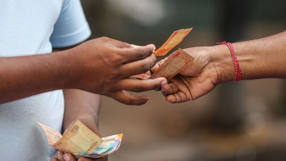 ফিক্সড ডিপোজিটে ইউনিটি স্মল ফিনান্স ব্যাঙ্ক আবার প্রবীণ নাগরিকদের ৮.৫ শতাংশ হারে সুদ দিচ্ছে। ফিক্সড ডিপোজিটে টাকা রাখলে প্রবীণ নাগরিকরা ৮.২৫ শতাংশ হারে সুদ পাবেন জন স্মল ফিনান্স ব্যাঙ্ক থেকে। দুটি ব্যাঙ্কই তিন বছরের মেয়াদের ফিক্সড ডিপোজিটের ক্ষেত্রে প্রবীণ নাগরিকদের সেই হারে সুদ দিচ্ছে বলে জানানো হয়েছে। (ছবিটি প্রতীকী)
