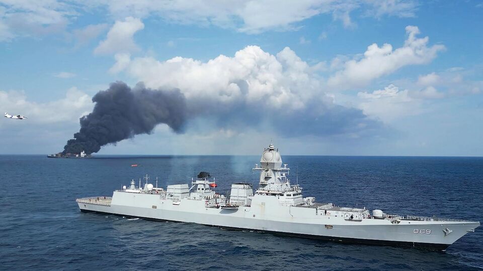 অতীতেই একাধিকবার লোহিত সাগরে মার্কিন জাহাজের উপরে হামলা চালিয়েছিল ইরানের মদতপুষ্ট ইয়েমেনের সশস্ত্র বিদ্রোহী গোষ্ঠী। গত মার্চেই হুথির তরফে দাবি করা হয়েছিল যে ৭২ ঘণ্টার মধ্যে চারবার আমেরিকার জাহাজে হামলা চালিয়েছে। সেইসময় হুথির মুখপাত্র দাবি করেছিলেন যে ড্রোন এবং ক্ষেপণাস্ত্র দিয়ে মার্কিন জাহাজকে নিশানা করা হয়েছে। (ছবিটি প্রতীকী, সৌজন্যে এএফপি)