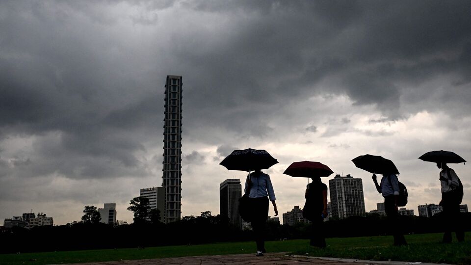 সোমবারও দক্ষিণবঙ্গের প্রতিটি জেলায় বজ্রবিদ্যুৎ-সহ হালকা থেকে মাঝারি বৃষ্টি হবে। সব জেলায় হলুদ সতর্কতা জারি করা হয়েছে। শুধুমাত্র দক্ষিণ ২৪ পরগনা এবং নদিয়ায় ঝড়ের বেগ কিছুটা বেশি থাকবে। ঝড়ের বেগ থাকবে ঘণ্টায় ৪০-৫০ কিমি। বাকি জেলাগুলিতে ঘণ্টায় ৩০-৪০ কিমি বেগে ঝোড়ো হাওয়া বইবে সোমবার। (ছবি সৌজন্যে এএফপি)