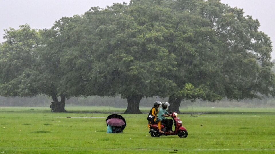 গত সপ্তাহে বুধ থেকেই অঝোর বর্ষণে ভিজেছে শহর কলকাতা থেকে জেলার বহু অংশ। মাঝের কয়েকদিন ভ্যাপসা গরমের অত্যিষ্ট হয়েছে দক্ষিণের বহু জেলার মানুষ। তবে এবার পূর্বভাস বলছে, রবিবার থেকে বাংলার বিভিন্ন অংশে অঝোরে বৃষ্টি হতে পারে। রবিবাসরীয় বৃষ্টি ইনিংস সহ আবহাওয়ার পূর্বাভাস দেখে নেওয়া যাক।(AFP)