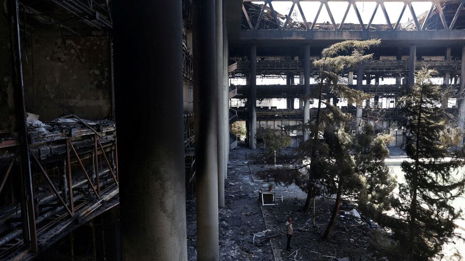 সেই হুথি এবার আমেরিকাকে যে হুমকি দিয়েছে, তারপরই ইজরায়েলের সামরিক বাহিনীর তরফে দাবি করা হয়েছে, ইরানের পরমাণু গবেষণা কেন্দ্রে হামলা চালিয়েছে তেল আভিভ। বিভিন্ন জায়গায় হামলা চালিয়ে হত্যা করা হয়েছে ইরানের তিন উচ্চপদস্থ কম্যান্ডার। নাম গোপন রাখার শর্তে ইজরায়েলের সামরিক বাহিনীর এক সদস্য জানিয়েছেন, ইসফাহানে দ্বিতীয়বার হামলা চালানো হয়েছে। (ছবিটি প্রতীকী, সৌজন্যে রয়টার্স)