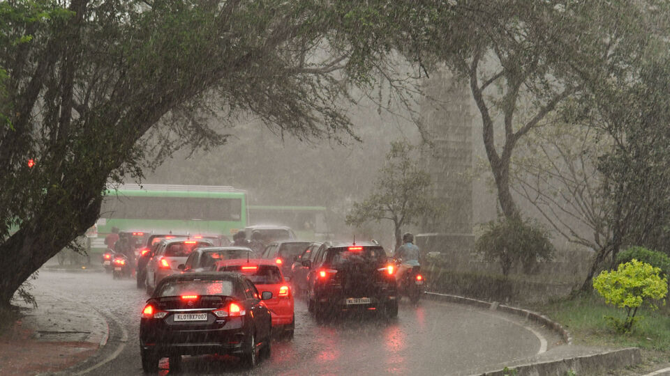 উত্তরবঙ্গে সোমবার থেকে বেশ কিছু জায়গায় ভারী থেকে অতিভারী বৃ্ষ্টির সম্ভাবনা রয়েছে। দার্জিলিং, জলপাইগুড়ি, দুই দিনাজপুর, মালদা, কালিম্পং, আলিপুরদুয়ার, কোচবিহারে অতি ভারী বর্ষণ হতে পারে সোমবার। এছাড়া শনি ও রবিতেও উত্তরবঙ্গে বর্ষণের তোড় চলবে, বলে রয়েছে পূর্বাভাস। । (ছবিটি প্রতীকী, সৌজন্যে পিটিআই)