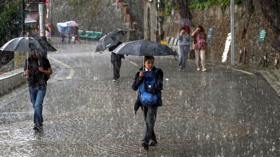 আবহাওয়ার পূর্বাভাসে বলা হচ্ছে, রবিবার থেকে বৃষ্টি শুরু হবে দক্ষিণবঙ্গে। ভিজবে কলকাতা। দক্ষিণবঙ্গের ৯ টি জেলায় আগামী সপ্তাহে ভারী বর্ষণের সম্ভাবনা রয়েছে। হাওয়া অফিসের আপডেট অনুযায়ী, রবিবার থেকে মঙ্গলবার পর্যন্ত বহু এলাকায় বিক্ষিপ্ত বৃষ্টি হতে পারে। সঙ্গে থাকবে বজ্রবিদ্যুতের ডাক। এমন বৃষ্টি হতে পারে কলকাতা, পুরুলিয়া, পূর্ব বর্ধমান, পশ্চিম বর্ধমান, বাঁকুড়া, নদিয়া, হাওড়া, হুগলি, উত্তর ২৪ পরগনা, ঝাড়গ্রামে। । (ছবিটি প্রতীকী, সৌজন্যে পিটিআই)