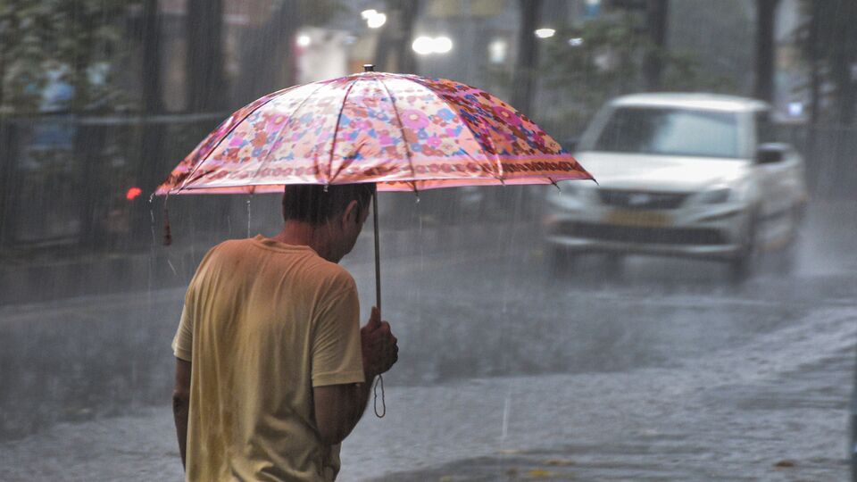 আবহাওয়ার পূর্বাভাস বলছে, কলকাতায় রবিবার থেকে মঙ্গলবার পর্যন্ত বজ্র বিদ্যুৎ সহ বর্ষণ হতে পারে। সেই সময় হাওয়ার বেগ থাকবে ঘণ্টায় ৩০ থেকে ৪০ কিলোমিটার। হাওড়া, হুগলি, উত্তর ২৪ পরগনা, ঝাড়গ্রাম, পুরুলিয়া, পূর্ব বর্ধমান, পশ্চিম বর্ধমান, বাঁকুড়া, নদিয়ায় বৃষ্টির সঙ্গে বইতে পারে ঝোড়ো হাওয়া। কোথাও কোথাও ঝোড়ো হাওয়ার বেগ থাকতে পারে ঘণ্টায় ৪০ থেকে ৫০ কিলোমিটার পর্যন্ত। (ছবিটি প্রতীকী, সৌজন্যে পিটিআই)