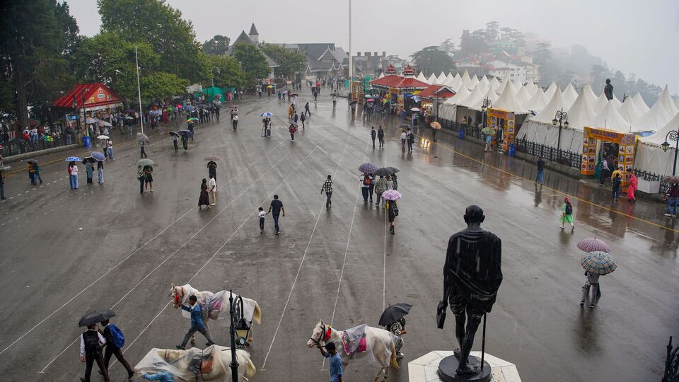 মঙ্গলবার, বুধবার, বৃহস্পতিবার এবং শুক্রবার উত্তরবঙ্গের সব জেলার (দার্জিলিং, জলপাইগুড়ি, কালিম্পং, আলিপুরদুয়ার, কোচবিহার, উত্তর দিনাজপুর, দক্ষিণ দিনাজপুর এবং মালদা) অনেকাংশে বজ্রবিদ্যুৎ-সহ হালকা থেকে মাঝারি বৃষ্টি হবে। তবে ওই তিনদিনই উত্তরবঙ্গের কোনও জেলায় সতর্কতা জারি করা হয়নি। (ছবিটি প্রতীকী, সৌজন্যে পিটিআই)