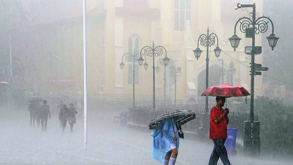 রবিবার ভারী বর্ষণের সম্ভাবনা রয়েছে, দক্ষিণ ২৪ পরগনা, পূর্ব মেদিনীপুর, পশ্চিম মেদিনীপুরে। মঙ্গলবার বীরভূম, মুর্শিদাবাদে ভারী বর্ষণের পূর্বাভাস রয়েছে। বাঁকুড়া, পুরুলিয়া, ঝাড়গ্রাম, পশ্চিম মেদিনীপুর, পশ্চিম বর্ধমান, হাওড়া, হুগলি, দক্ষিণ ২৪ পরগনা এবং পূর্ব মেদিনীপুরে বুধবার থেকে টানা ভারী বর্ষণের পূর্বাভাস রয়েছে। (ছবিটি প্রতীকী, সৌজন্যে পিটিআই)