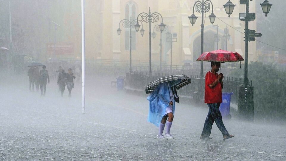 রবিবার উত্তরবঙ্গের সব জেলায় ঘণ্টায় ৩০-৪০ কিমি ঝোড়ো হাওয়া বইবে। জলপাইগুড়ি এবং আলিপুরদুয়ারে ভারী থেকে অতি ভারী বৃষ্টি হবে। ওই দুটি জেলায় হলুদ সতর্কতা জারি করা হয়েছে। বাকি জেলাগুলিতে জারি করা হয়েছে হলুদ সতর্কতা। দার্জিলিং, কালিম্পং, কোচবিহার এবং মালদায় ভারী বৃষ্টি হবে। উত্তর দিনাজপুর এবং দক্ষিণ দিনাজপুরে বজ্রবিদ্যুৎ-সহ হালকা থেকে মাঝারি বৃষ্টি হবে। (ছবিটি প্রতীকী, সৌজন্যে পিটিআই)