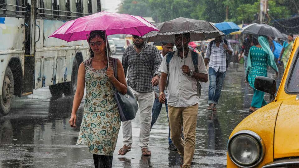 বৃহস্পতিবার পশ্চিম মেদিনীপুর, ঝাড়গ্রাম, পুরুলিয়া, বাঁকুড়া, পূর্ব বর্ধমান এবং পশ্চিম বর্ধমানের একটি বা দুটি অংশে ভারী বৃষ্টি হবে। ওই জেলাগুলিতে হলুদ সতর্কতা জারি করা হয়েছে। বাকি জেলাগুলিতে বজ্রবিদ্যুৎ-সহ হালকা থেকে মাঝারি বৃষ্টি হতে পারে। শুক্রবার দক্ষিণবঙ্গের প্রতিটি জেলায় বজ্রবিদ্যুৎ-সহ হালকা থেকে মাঝারি বৃষ্টি হবে।(ছবি সৌজন্যে পিটিআই)