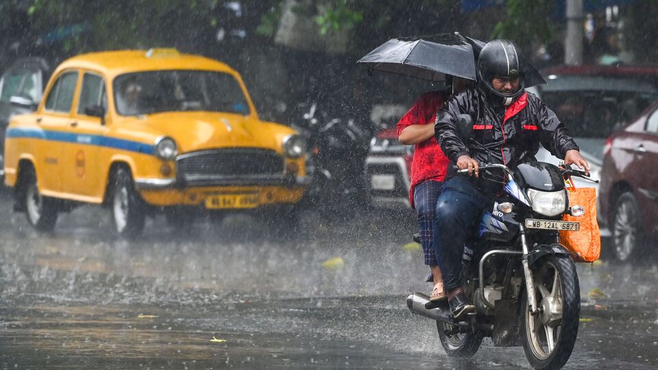 মঙ্গলবারও দক্ষিণবঙ্গের প্রতিটি জেলায় হলুদ সতর্কতা জারি করা হয়েছে। দক্ষিণ ২৪ পরগনা, পূর্ব মেদিনীপুর, পশ্চিম মেদিনীপুর, ঝাড়গ্রাম, পুরুলিয়া এবং বাঁকুড়ার ভারী বৃষ্টি হবে। সেইসঙ্গে ঘণ্টায় ৩০-৪০ কিমি বেগে ঝোড়ো হাওয়া বইবে। কলকাতা, হাওড়া, হুগলি, উত্তর ২৪ পরগনা, পূর্ব বর্ধমান, পশ্চিম বর্ধমান, বীরভূম, মুর্শিদাবাদ এবং নদিয়ায় বজ্রবিদ্যুৎ-সহ হালকা থেকে মাঝারি বৃষ্টি হবে। তবে সব জেলায় হলুদ সতর্কতা জারি করা হয়েছে। (ছবি সৌজন্যে, সমীর জানা/হিন্দুস্তান টাইমস)