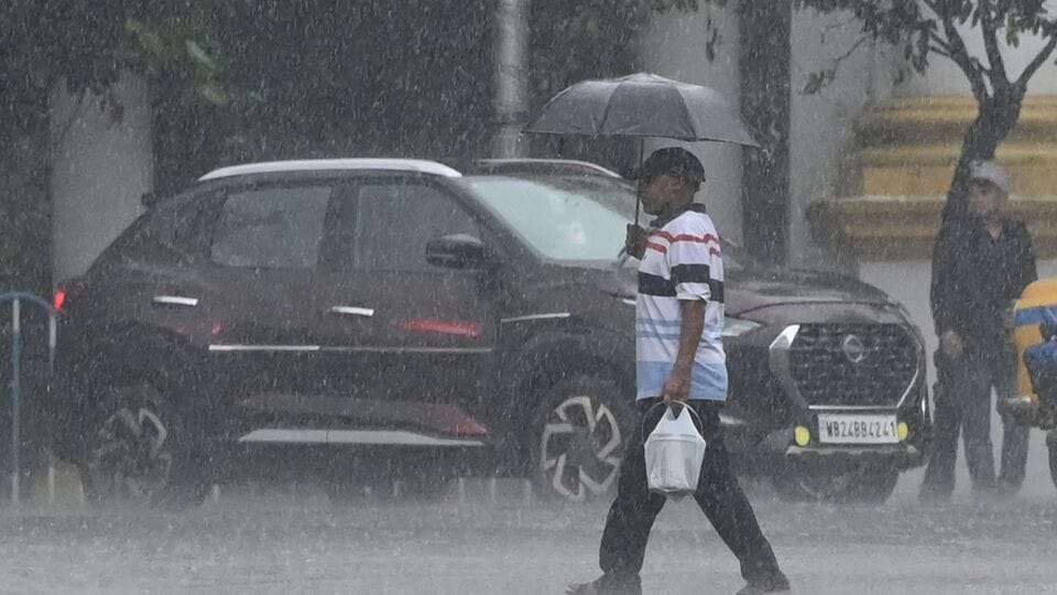 বুধবার হাওড়া, দক্ষিণ ২৪ পরগনা, পূর্ব মেদিনীপুর, পশ্চিম মেদিনীপুর, ঝাড়গ্রাম, পুরুলিয়া এবং বাঁকুড়ায় ভারী বৃষ্টি হবে। ওই সাতটি জেলায় ঝোড়ো হাওয়ার বেগ থাকবে ঘণ্টায় ৩০-৪০ কিমি। সেইসঙ্গে হুগলির একটি বা দুটি অংশে ভারী বৃষ্টি হবে। কলকাতা, উত্তর ২৪ পরগনা, পূর্ব বর্ধমান, পশ্চিম বর্ধমান, বীরভূম, মুর্শিদাবাদ এবং নদিয়ায় বজ্রবিদ্যুৎ-সহ হালকা থেকে মাঝারি বৃষ্টি হতে পারে। সব জেলায় জারি করা হয়েছে হলুদ সতর্কতা। (ছবি সৌজন্যে, সমীর জানা/হিন্দুস্তান টাইমস)