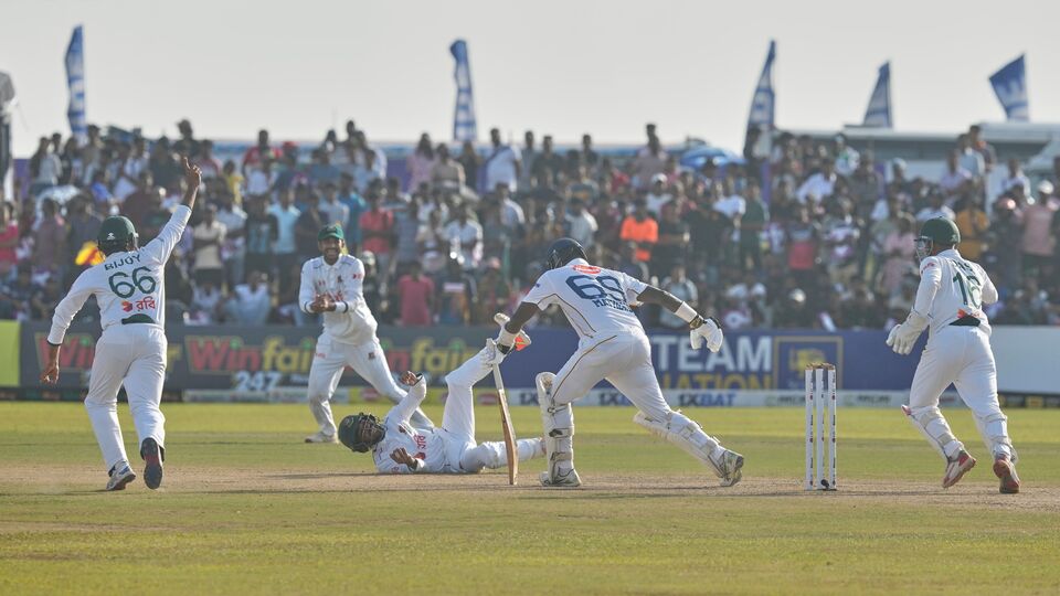 চতুর্থ ইনিংসে যেভাবে শ্রীলঙ্কা ব্যাট করছিল, তাতে একটা সময় মনে হচ্ছিল যে হেরে না যায়। অথচ দ্বিতীয় ইনিংসে একটা সময় রীতিমতো ভালো জায়গায় ছিল। মাত্র ১৫ রানে শেষ চার উইকেট হারিয়ে ফেলে বেকায়দায় পড়ে যায়। সেখান থেকে ড্র যে করেছে, সেটাই অনেক। আর সেটার ফলে ১২ বছর এবং ২৬টি ম্যাচ পরে গলে কোনও টেস্ট ড্র হল। (ছবি সৌজন্যে এপি)