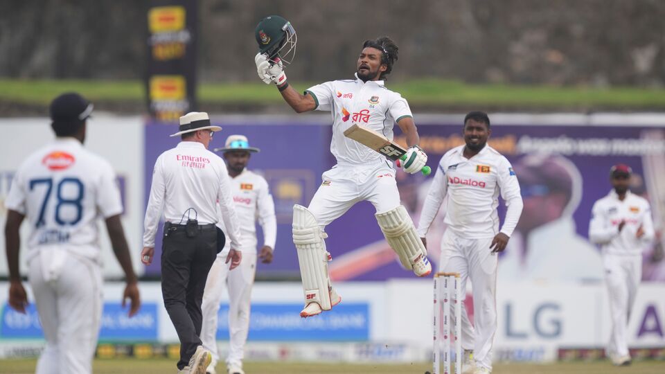 তারইমধ্যে ইতিহাস গড়েছেন বাংলাদেশের অধিনায়ক শান্ত। প্রথম বাংলাদেশি অধিনায়ক হিসেবে টেস্টের দুটি ইনিংসে শতরানের নজির গড়েছেন। আর সেই ইনিংস নিয়ে বাংলাদেশের অধিনায় বলেছেন, 'আমি জানতাম না (যে এই রেকর্ড গড়েছি)। (প্রথম ইনিংসে) দ্রুত তিনটি উইকেট পড়ে যাওয়ার পরে যেভাবে আমরা ফিরে এসেছি, সেটা দুর্দান্ত।' (ছবি সৌজন্যে এপি)