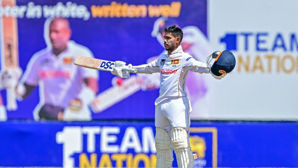 চতুর্থ ইনিংসে যেভাবে শ্রীলঙ্কা ব্যাট করছিল, তাতে একটা সময় মনে হচ্ছিল যে হেরে না যায়। অথচ দ্বিতীয় ইনিংসে একটা সময় রীতিমতো ভালো জায়গায় ছিল। মাত্র ১৫ রানে শেষ চার উইকেট হারিয়ে ফেলে বেকায়দায় পড়ে যায়। সেখান থেকে ড্র যে করেছে, সেটাই অনেক। আর সেটার ফলে ১২ বছর এবং ২৬টি ম্যাচ পরে গলে কোনও টেস্ট ড্র হল। (ছবি সৌজন্যে এএফপি)