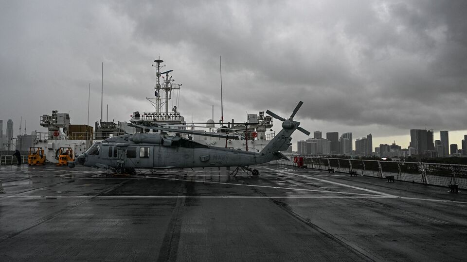 আর সেই হুথিকে নিশানা করে আমেরিকাও দীর্ঘদিন ধরে আক্রমণ চালাচ্ছে। ২০২৪ সালের জানুয়ারিতে হুথির বিভিন্ন জায়গায় আকাশপথে হামলা চালিয়েছিল আমেরিকা এবং ব্রিটেন। তৎকালীন মার্কিন প্রেসিডেন্ট জো বাইডেন জানিয়েছিলেন, লোহিত সাগরে মার্কিন জাহাজে যে নিশানা করা হচ্ছে, তার প্রত্যুত্তর হিসেবেই হুথিকে টার্গেট করা হয়েছে। যে অঞ্চলটা তেল পরিবহণের জন্য অত্যন্ত গুরুত্বপূর্ণ। (ছবিটি প্রতীকী, সৌজন্যে এএফপি)