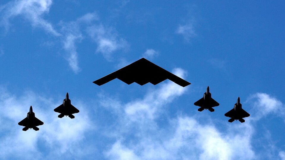 তবে গুয়াম থেকে কোথায় বোমারু বিমান নিয়ে যাওয়া হবে, কতগুলি বোমারু বিমান পাঠানো হচ্ছে, তা নিয়ে কোনও মন্তব্য করা হয়নি। বিশেষজ্ঞরা অবশ্য কড়া নজর রেখেছেন যে সেই বিমানগুলিতে ভারতীয় মহাসাগরে অবস্থিত দিয়েগো গার্সিয়া দ্বীপে অবস্থিত আমেরিকা-ব্রিটেন সামরিক ঘাঁটিতে নিয়ে যাওয়া হয় কিনা। মধ্যপ্রাচ্যে অপারেশন চালানোর জন্য সেই সামরিক ঘাঁটি একেবারে উপযুক্ত বলে মনে করেন বিশেষজ্ঞরা। (ছবিটি প্রতীকী, সৌজন্যে রয়টার্স)