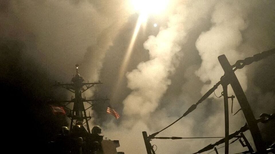 ইরানের বিরুদ্ধে দীর্ঘমেয়াদি যুদ্ধের জন্য ইজরায়েল যখন প্রস্তুতি নিচ্ছে, সেই আবহেই আমেরিকাকে কড়া ভাষায় হুঁশিয়ারি দিল তেহরানের 'বন্ধু' হুথি। শনিবার হুথির মুখপাত্র ব্রিগেডিয়ার জেনারেল ওয়ারি সারি হুঁশিয়ারি দিয়েছেন, ইজরায়েলের সঙ্গে হাত মিলিয়ে ডোনাল্ড ট্রাম্প প্রশাসন যদি ইরানের বিরুদ্ধে আগ্রাসী পদক্ষেপ করে, তাহলে লোহিত সাগরে ফের মার্কিন জাহাজ ও যুদ্ধজাহাজে হামলা চালানো হবে। (ছবিটি প্রতীকী, সৌজন্যে রয়টার্স)