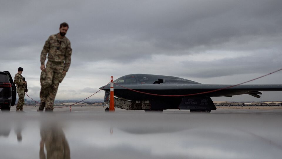 তবে শেষপর্যন্ত দিয়েগো গার্সিয়ায় ওই বিমান যাবে কিনা, তা স্পষ্ট নয়। এক মার্কিন আধিকারিককে উদ্ধৃত করে সংবাদসংস্থা রয়টার্সের প্রতিবেদনে জানানো হয়েছে, গুয়াম থেকে এগিয়ে যেতে হবে কিনা, সে বিষয়ে আপাতত কিছু জানানো হয়নি। উল্লেখ্য, গত মাস পর্যন্তও দিয়েগো গার্সিয়ায় বি-২ বোমারু বিমান মোতায়েন রেখেছিল আমেরিকা। তবে পরে বি-৫২ মোতায়েন করে বিএ-কে বিমানকে ফিরিয়ে আনা হয়। (ছবিটি প্রতীকী, সৌজন্যে রয়টার্স)