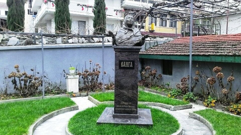 ২০২৫ সালের জুলাই মাস নিয়ে ইতিমধ্যেই নানা সতর্ক বার্তা। কমিক দ্য ফিউচার আই স-এর ২০২১ সালের সংস্করণে, জাপানি মাঙ্গা শিল্পী রিও তাতসুকি ওরফে ‘নতুন বাবা ভাঙ্গা’ বলেই গিয়েছিলেন যে, জুলাই মাসে জাপানে একটি বড় বিপর্যয় ঘটবে। 