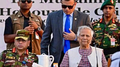 আসলে রবিবার চট্টগ্রামে বাংলাদেশি নৌসেনার গ্রীষ্মকালীন রাষ্ট্রপতির কুচকাওয়াজ অনুষ্ঠানে যোগ দেন সেনাপ্রধান জেনারেল ওয়াকার। সেখানেই সেই মন্তব্য করেন। তাঁর মন্তব্যের একাংশ ব্যবহার করে অনেকে প্রশ্ন তুলতে থাকেন, বাংলাদেশের অন্তর্বর্তীকালীন সরকারের প্রধান উপদেষ্টা মহম্মদ ইউনুসের বিরুদ্ধে কি নৌসেনাকে খেপিয়ে তুলছেন সেনাপ্রধান জেনারেল ওয়াকার? তাঁকে সরানোর ছক কষছেন? (ফাইল ছবি, সৌজন্যে এএফপি) আসলে রবিবার চট্টগ্রামে বাংলাদেশি নৌসেনার গ্রীষ্মকালীন রাষ্ট্রপতির কুচকাওয়াজ অনুষ্ঠানে যোগ দেন সেনাপ্রধান জেনারেল ওয়াকার। সেখানেই সেই মন্তব্য করেন। তাঁর মন্তব্যের একাংশ ব্যবহার করে অনেকে প্রশ্ন তুলতে থাকেন, বাংলাদেশের অন্তর্বর্তীকালীন সরকারের প্রধান উপদেষ্টা মহম্মদ ইউনুসের বিরুদ্ধে কি নৌসেনাকে খেপিয়ে তুলছেন সেনাপ্রধান জেনারেল ওয়াকার? তাঁকে সরানোর ছক কষছেন? (ফাইল ছবি, সৌজন্যে এএফপি)