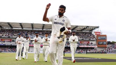 পুরো ক্রিকেট দুনিয়া যেন জসপ্রীত বুমরাহের সাম্রাজ্য। তিনি বল নিয়ে নামলেই কিছু না কিছু রেকর্ড যেন তৈরি হবেই। হেডিংলেতে ইংল্যান্ডের প্রথম টেস্টে পাঁচ উইকেট নিয়ে আরও একটি রেকর্ড গড়ে ফেললেন বুমরাহ। ভারতীয়দের মধ্যে ইংল্যান্ডে সবথেকে বেশিবার (তিনবার) একটি ইনিংসে পাঁচ বা অধিক উইকেট নেওয়ার নজির গড়লেন। (ছবি সৌজন্যে, এক্স @BCCI) 