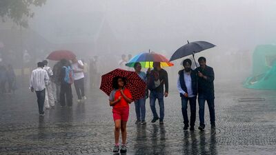 মঙ্গলবার জলপাইগুড়ি; বুধবার দার্জিলিং ও কালিম্পং এবং বৃহস্পতিবার দার্জিলিঙের একটি বা দুটি অংশে ভারী বৃষ্টি হবে। যেদিন যে জেলায় ভারী বৃষ্টি হবে, সেদিন সেখানে হলুদ সতর্কতা জারি করা হয়েছে। বাকি জেলাগুলিতে বজ্রবিদ্যুৎ-সহ হালকা থেকে মাঝারি বৃষ্টি হবে। বৃহস্পতিবার এবং শুক্রবার উত্তরবঙ্গের সব জেলায় বজ্রবিদ্যুৎ-সহ হালকা থেকে মাঝারি বৃষ্টি হতে পারে। (ছবিটি প্রতীকী, সৌজন্যে পিটিআই) মঙ্গলবার জলপাইগুড়ি; বুধবার দার্জিলিং ও কালিম্পং এবং বৃহস্পতিবার দার্জিলিঙের একটি বা দুটি অংশে ভারী বৃষ্টি হবে। যেদিন যে জেলায় ভারী বৃষ্টি হবে, সেদিন সেখানে হলুদ সতর্কতা জারি করা হয়েছে। বাকি জেলাগুলিতে বজ্রবিদ্যুৎ-সহ হালকা থেকে মাঝারি বৃষ্টি হবে। বৃহস্পতিবার এবং শুক্রবার উত্তরবঙ্গের সব জেলায় বজ্রবিদ্যুৎ-সহ হালকা থেকে মাঝারি বৃষ্টি হতে পারে। (ছবিটি প্রতীকী, সৌজন্যে পিটিআই)