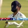 আর ভারত যে তৃতীয় দিনে আরও ভালো জায়গায় যেতে পারেনি, সেটার নেপথ্যে আছে জঘন্যতম ফিল্ডিং। একের পর এক ক্যাচ ফেলেন ভারতীয় ফিল্ডাররা। বিশেষত যশস্বীকে দেখে মনে হচ্ছিল যে হাতে বাটার লাগিয়ে এসেছেন। বুমরাহের বলেই কমপক্ষে চারটি ক্যাচ ফস্কে যায়। সবমিলিয়ে শেষ পাঁচ বছরে কোনও টেস্ট ইনিংসে এত ক্যাচ ফস্কায়নি ভারতীয় দল, তা হেডিংলেতে হল। (ছবি সৌজন্যে এক্স এবং এপি)