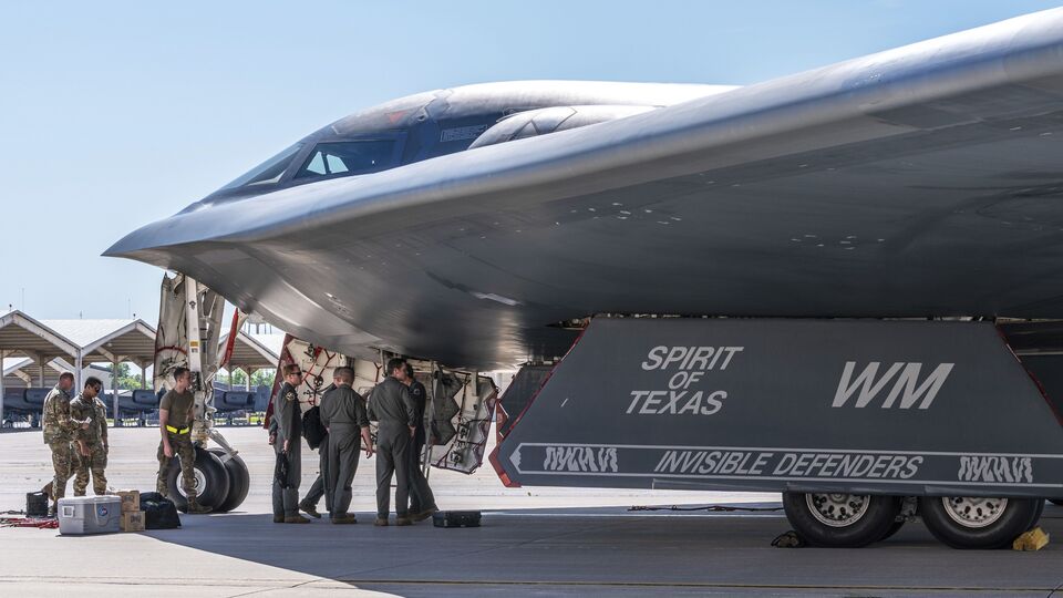 সূত্রের খবর, ইরানের পরমাণু কেন্দ্রে হামলা চালাতে ছ'টি ‘বাঙ্কার বাস্টার’ জিবিইউ৫৭ বোমা ব্যবহার করেছে আমেরিকা। বি-২ বোমারু বিমান থেকে সেই বোমাগুলি ফেলে ফোরদো পরমাণু কেন্দ্রে হামলা চালানো হয়। আর বাকি দুটি পরমাণু কেন্দ্রে হামলা চালানোর জন্য টোমাহক ক্ষেপণাস্ত্রও ব্যবহার করা হয়েছে। সরকম ৩০টি ক্ষেপণাস্ত্র ব্যবহার করা হয়েছে বলে সূত্রের খবর। (ছবিটি প্রতীকী, সৌজন্যে এপি)