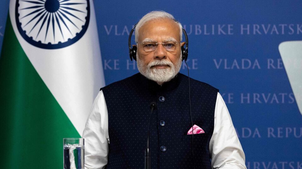 সেইসঙ্গে ভারতের প্রধানমন্ত্রী বলেন, ‘অবিলম্বে উত্তেজনা প্রশমন করার আহ্বান জানিয়েছি আবারও। আগামিদিনে আলোচনার টেবিলে বসা এবং কূটনীতির মাধ্যমে এগিয়ে যাওয়ার বার্তা দিয়েছে, যাতে যত দ্রুত সম্ভব আঞ্চলিক শান্তি, সুরক্ষা এবং স্থিতাবস্থা ফিরিয়ে আনার পক্ষে সওয়াল করেছিল।’ সেই প্রেক্ষিতে ইরানের প্রেসিডেন্ট কী বলেছেন, তা অবশ্য আপাতত জানানো হয়নি। (ছবি সৌজন্যে এএফপি)