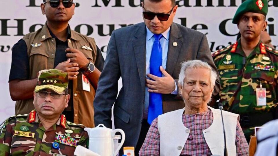 আসলে রবিবার চট্টগ্রামে বাংলাদেশি নৌসেনার গ্রীষ্মকালীন রাষ্ট্রপতির কুচকাওয়াজ অনুষ্ঠানে যোগ দেন সেনাপ্রধান জেনারেল ওয়াকার। সেখানেই সেই মন্তব্য করেন। তাঁর মন্তব্যের একাংশ ব্যবহার করে অনেকে প্রশ্ন তুলতে থাকেন, বাংলাদেশের অন্তর্বর্তীকালীন সরকারের প্রধান উপদেষ্টা মহম্মদ ইউনুসের বিরুদ্ধে কি নৌসেনাকে খেপিয়ে তুলছেন সেনাপ্রধান জেনারেল ওয়াকার? তাঁকে সরানোর ছক কষছেন? (ফাইল ছবি, সৌজন্যে এএফপি)