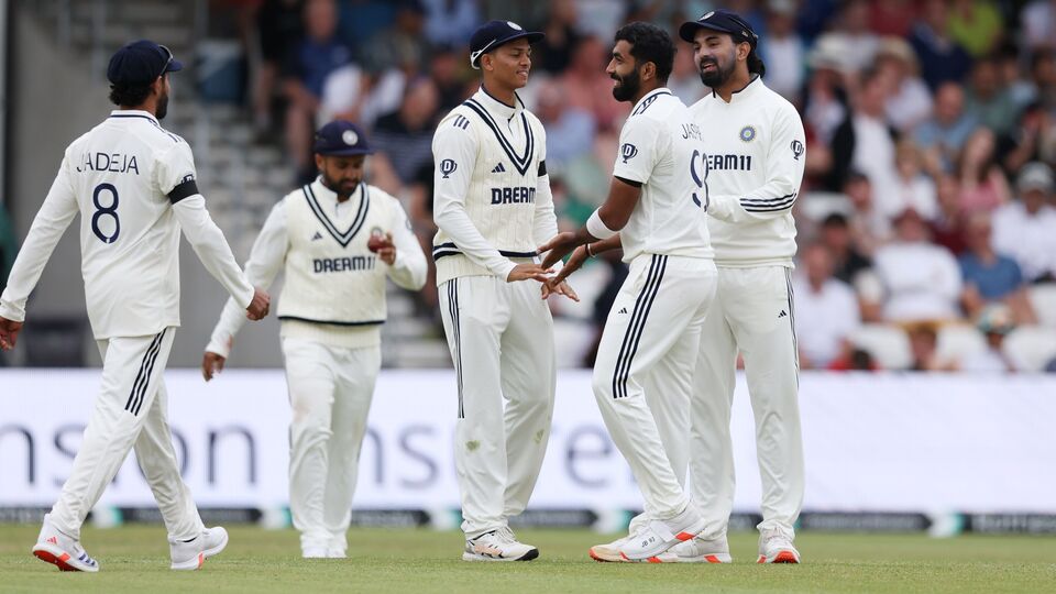 সবমিলিয়ে ৪৬টি টেস্টে (৮৭টি ইনিংস) মোট ১৪ বার এক ইনিংসে পাঁচ বা তার বেশি উইকেট নিয়েছেন বুমরাহ। গড় তো অবিশ্বাস্য। গড় ১৯.৩৩। টেস্টে যাঁদের নামের পাশে ২০০টি উইকেট আছে, তাঁদের মধ্যে বুমরাহের গড় সবথেকে ভালো। ম্যালকম মার্শাল, জোয়েল গার্নার, কার্টলি অ্যামব্রোজদের মতো পেসারদের থেকেও বুমরাহের গড় ভালো। (ছবি সৌজন্যে, এক্স @BCCI)