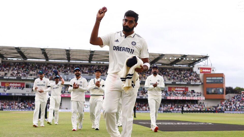পুরো ক্রিকেট দুনিয়া যেন জসপ্রীত বুমরাহের সাম্রাজ্য। তিনি বল নিয়ে নামলেই কিছু না কিছু রেকর্ড যেন তৈরি হবেই। হেডিংলেতে ইংল্যান্ডের প্রথম টেস্টে পাঁচ উইকেট নিয়ে আরও একটি রেকর্ড গড়ে ফেললেন বুমরাহ। ভারতীয়দের মধ্যে ইংল্যান্ডে সবথেকে বেশিবার (তিনবার) একটি ইনিংসে পাঁচ বা অধিক উইকেট নেওয়ার নজির গড়লেন। (ছবি সৌজন্যে, এক্স @BCCI)