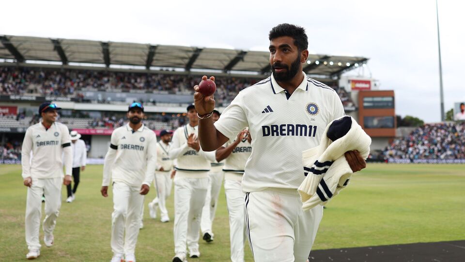 সেই তালিকায় তৃতীয় স্থানে আছেন অনিল কুম্বলে। ১২১টি টেস্ট ইনিংসে তিনি ১০ বার পাঁচটি বা তার বেশি উইকেট নিয়েছিলেন। গড় ছিল ৩৫.৮৫। আর ইশান্ত শর্মা সেই নজির গড়েছেন নয়বার। মোট ইনিংস সংখ্যা ১১১। আর গড় ৩২.৭৮। বুমরাহের ক্ষেত্রে সবথেকে বড় ব্যাপার হল যে ১২ বারের মধ্যে ১১ বারই পাঁচ বা তার বেশি উইকেট নিয়েছেন ইংল্যান্ড, অস্ট্রেলিয়া এবং দক্ষিণ আফ্রিকায়। (ছবি সৌজন্যে, এক্স @BCCI)