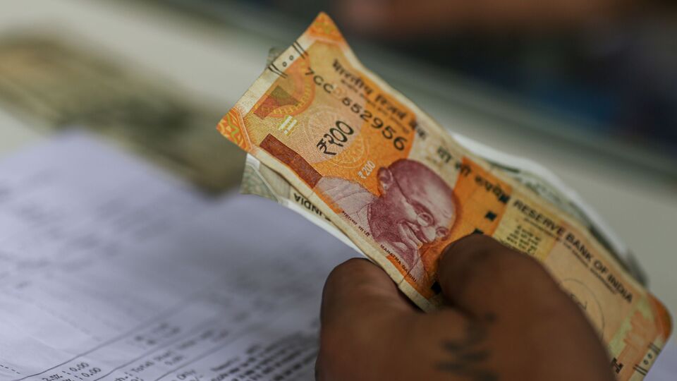 রাজ্য সরকারি কর্মচারী সংগঠন কনফেডারেশন অফ স্টেট গভর্নমেন্ট এমপ্লয়িজের আইনজীবী জানিয়েছেন, ডিএ দেওয়ার বিষয়টি আইনে আছে। রাজ্য সরকার জানত যে তাদের ডিএ দিতে হবে। তাই রাজ্যের উচিত ছিল যে এই খাতে টাকা রেখে দেওয়া। আর রাজ্য সেই টাকা রেখে দিয়েছে বলেও মনে করছেন রাজ্য সরকারি কর্মচারী সংগঠনের আইনজীবী। (ছবিটি প্রতীকী)