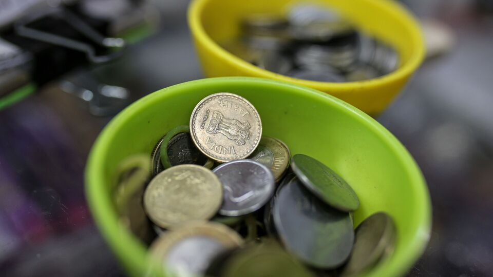 তারইমধ্যে নবান্ন সূত্রে খবর, চলতি মাসে তিন দফায় প্রায় ৭,০০০ কোটি টাকার ঋণ নিয়েছে রাজ্য সরকার। আর বকেয়া ডিএ মেটানোর জন্যই সেই টাকা নিতে হয়েছে বলে সূত্রের খবর। বিষয়টি নিয়ে কনফেডারেশনের সাধারণ সম্পাদক মলয় মুখোপাধ্যায় বলেছেন, ‘সরকার নাকি তিন দফায় মোট ৭,৫০০ কোটি টাকার মতো ঋণ নিয়েছে বলে বিভিন্ন খবরে দেখতে পাচ্ছি। আমরা বারবার বলছি, এটা সরকারেরই একটা চাল।’ (ছবিটি প্রতীকী)