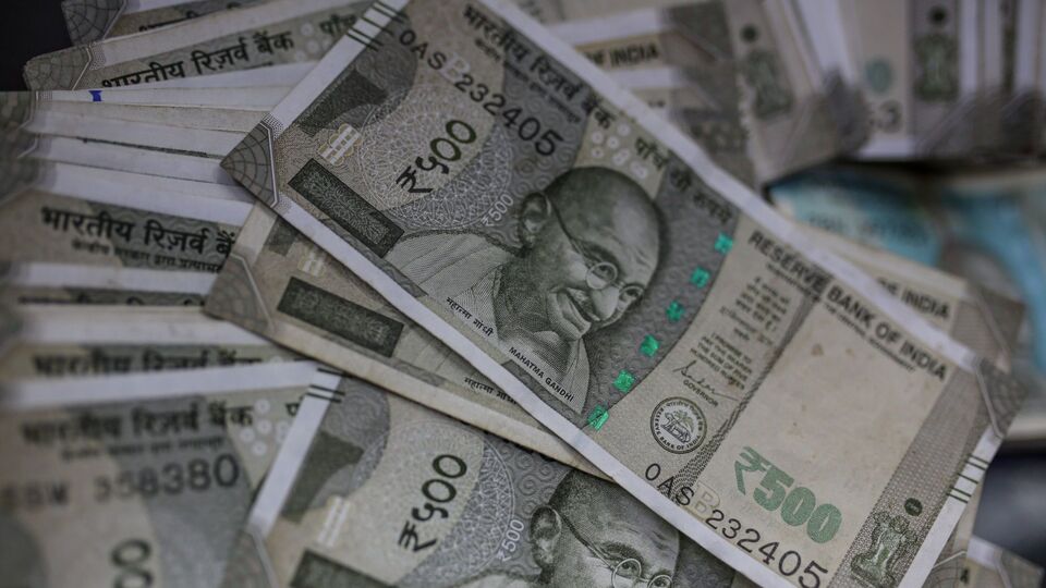 সংবাদমাধ্যম দ্য ওয়ালের সাক্ষাৎকারে আইনজীবী বিকাশরঞ্জন ভট্টাচার্য জানিয়েছেন, রাজ্য সরকার বকেয়া ডিএ মিটিয়ে দিতে সক্ষম কিনা, সেই উত্তরটা তাঁর কাছে নেই। কিন্তু সুপ্রিম কোর্টের নির্দেশের মতো রাজ্য সরকারকে বকেয়া ডিএয়ের ২৫ শতাংশ মিটিয়ে দিতে হবে। ডিএ রাজ্য সরকারি কর্মচারীদের নায্য এবং আইনসংগত অধিকার। এটা তো দয়ার দান নয়। (ছবিটি প্রতীকী)