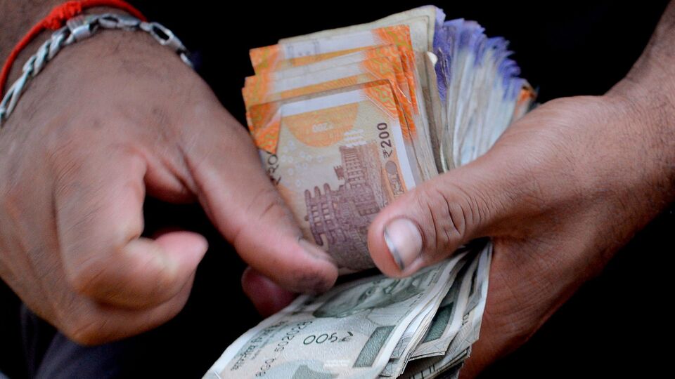 বিকাশের হুংকার, সুপ্রিম কোর্টের নির্দেশ মতো নির্দিষ্ট সময়ের মধ্যে রাজ্য সরকার যদি বকেয়া ডিএয়ের ২৫ শতাংশ মিটিয়ে না দেয়, তাহলে আইনি ফল ভুগতেই হবে। উল্লেখ্য, গত ১৬ মে সুপ্রিম কোর্টের ডিভিশন বেঞ্চ নির্দেশ দিয়েছিল যে বকেয়া ডিএয়ের ২৫ শতাংশ মিটিয়ে দিতে হবে রাজ্য সরকারি কর্মচারীদের। অর্থাৎ হাতে বেশিদিন সময় নেই। (ছবিটি প্রতীকী)