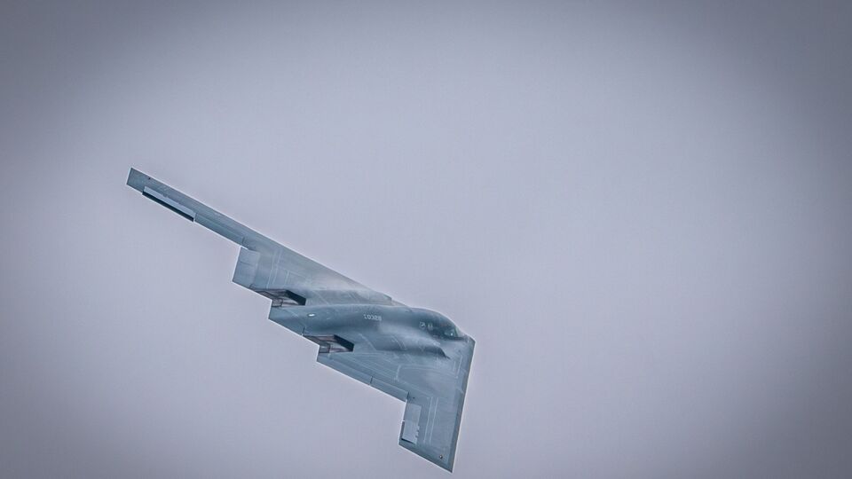 আর মোদী এমন একটা সময় ইরানের প্রেসিডেন্টের সঙ্গে কথা বললেন, যার কয়েক ঘণ্টা আগেই তেহরানে হামলা চালিয়েছে আমেরিকা। মার্কিন প্রেসিডেন্ট ডোনাল্ড ট্রাম্প দাবি করেছেন, সাফল্যের সঙ্গে ইরানের নাতানজ, ফোরদো এবং ইসফাহান পরমাণু কেন্দ্রে হামলা চালানো হয়েছে। আর তারপর মার্কিন সামরিক বিমান সুরক্ষিতভাবে ফিরে গিয়েছে বলেও দাবি করেছেন আমেরিকার প্রেসিডেন্ট। (ছবিটি প্রতীকী, সৌজন্যে রয়টার্স)