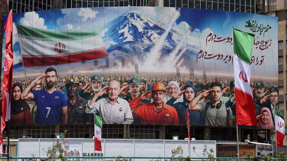 সূত্রের খবর, মোদীকে ফোন করেন ইরানের প্রেসিডেন্টই। বিস্তারিতভাবে মোদীকে পুরো ব্যাপারটা জানিয়েছেন। ৪৫ মিনিট ধরে কথা হয় তাঁদের। ভারতকে বন্ধু হিসেবে উল্লেখ করেন ইরানের প্রেসিডেন্ট। তিনি জানিয়েছেন, আঞ্চলিক শান্তি এবং স্থিতাবস্থার ক্ষেত্রে ভারতের কণ্ঠস্বর যে গুরুত্বপূর্ণ, সেটাও জানিয়েছেন। তবে পাকিস্তানকে ফোন করেছেন কিনা, তা স্পষ্ট নয়। (ছবি সৌজন্যে এএফপি)