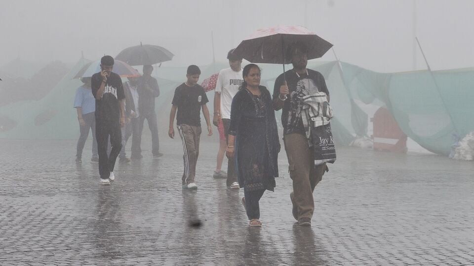 সোমবার উত্তরবঙ্গের চারটি জেলায় (দার্জিলিং, জলপাইগুড়ি, কালিম্পং এবং কোচবিহার) ভারী বৃষ্টি হবে। ওই চারটি জেলায় হলুদ সতর্কতা জারি করা হয়েছে। আলিপুরদুয়ারে জারি করা হয়েছে কমলা সতর্কতা। সেখানে ভারী থেকে অতি ভারী বৃষ্টি (৭০ মিলিমিটার থেকে ২০০ মিলিমিটার) হবে। উত্তর দিনাজপুর, দক্ষিণ দিনাজপুর এবং মালদায় বজ্রবিদ্যুৎ-সহ হালকা থেকে মাঝারি বৃষ্টি হবে। (ছবিটি প্রতীকী, সৌজন্যে হিন্দুস্তান টাইমস)