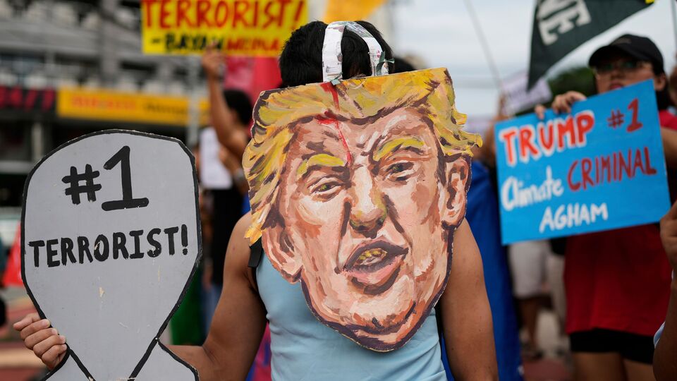 মার্কিন আধিকারিকদের উদ্ধৃত করে সংবাদমাধ্যম নিউ ইয়র্ক টাইমসের প্রতিবেদনে জানানো হয়েছে, আমেরিকার মিসৌরি থেকে ৩৭ ঘণ্টা উড়ে এসে ইরানের পরমাণু কেন্দ্রে হামলা চালিয়েছে বি-২ বম্বার বা বোমারু বিমান। তারপর ফিরে যায় আমেরিকায়। আর মাঝ-আকাশে একাধিকবার জ্বালানি ভরেছিল। যা বিশ্বের ইতিহাসে সবথেকে দামি সামরিক বিমান। প্রতিটি বিমান তৈরি করতে খরচ হয় ২.১ বিলিয়ন ডলারের মতো (ভারতীয় মুদ্রায় ১,৮০০ কোটি টাকার মতো)। (ছবি সৌজন্যে এপি)