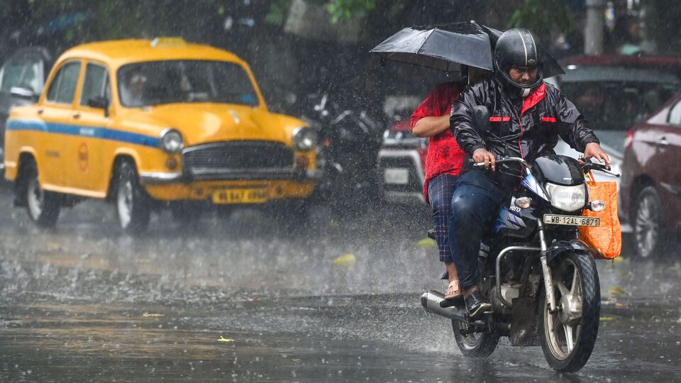 বুধবার দক্ষিণবঙ্গের ১৩টি জেলায় হলুদ সতর্কতা জারি করা হয়েছে। শুধুমাত্র পশ্চিম মেদিনীপুর এবং ঝাড়গ্রামে জারি করা হয়েছে কমলা সতর্কতা। ওই দুটি জেলায় ভারী থেকে অতি ভারী বৃষ্টি হবে। আবার হাওড়া, হুগলি, দক্ষিণ ২৪ পরগনা, পূর্ব মেদিনীপুর, পুরুলিয়া এবং বাঁকুড়ায় ভারী বৃষ্টি হতে পারে। ওই আটটি জেলায় ঘণ্টায় ৩০-৪০ কিমি ঝোড়ো হাওয়া বইবে। বাকি সাতটি জেলায় বজ্রবিদ্যুৎ-সহ হালকা থেকে মাঝারি বৃষ্টি হবে। (ছবি সৌজন্যে, সমীর জানা/হিন্দুস্তান টাইমস)