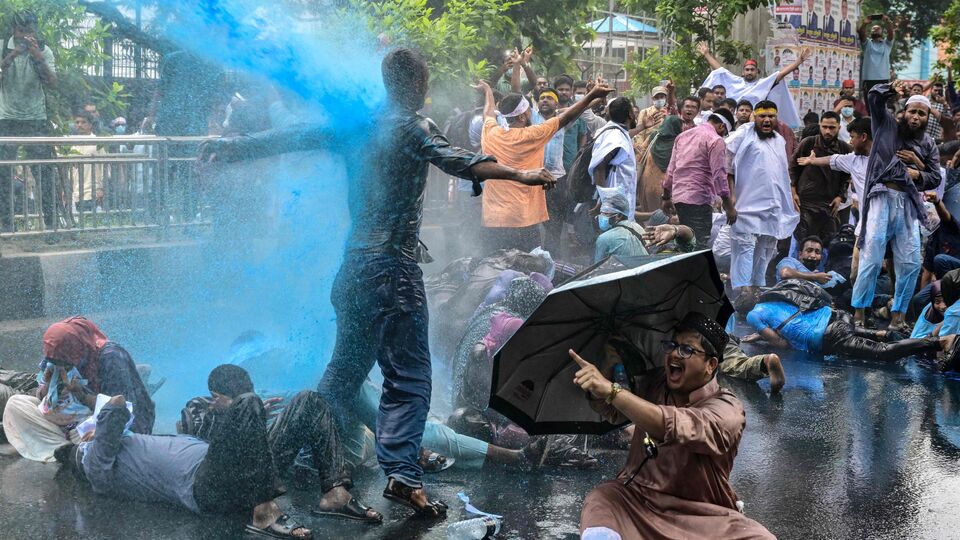 এমনিতে বাংলাদেশ নির্বাচন নিয়ে হইচই চলছে। সবকিছু ঠিকঠাক থাকলে আগামী ফেব্রুয়ারিতে নির্বাচন হতে পারে। ২০২৪ সালের অগস্টে শেখ হাসিনা সরকারের পতনের পর থেকে বাংলাদেশে কোনও নির্বাচিত সরকার নেই। দেশ চালাচ্ছেন ইউনুসরা। তাঁদের বিরুদ্ধে বারবার অভিযোগ উঠেছে যে নির্বাচন করতেই চাইছেন না। পিছনের দরজা দিয়ে যতদিন সম্ভব, ততদিন ক্ষমতা ধরে রাখতে চাইছেন। (ছবি সৌজন্যে এএফপি)