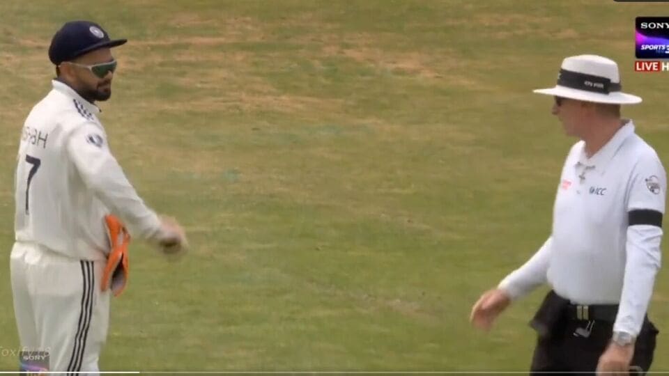 আম্পায়ার কথা না শোনায় রেগে গিয়ে বল ছুড়লেন পন্ত। (ছবি সৌজন্যে এক্স)