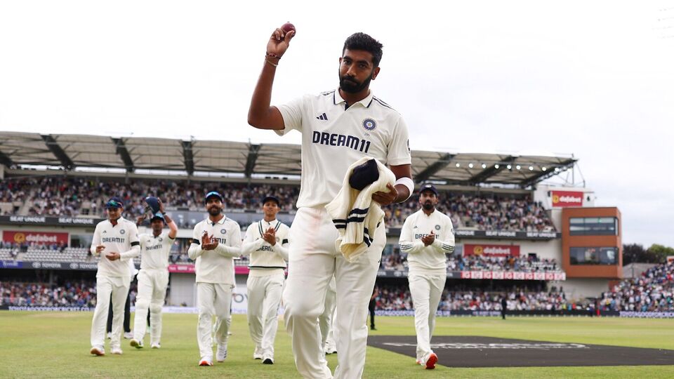 ভারত যেখানে প্রথম ইনিংসে ৪৭১ রান তুলেছিল, সেখানে ইংল্যান্ড থেমে যায় ৪৬৫ রানে। ইংল্যান্ডের আট নম্বর, নয় নম্বর এবং ১০ নম্বর ব্যাটার যথাক্রমে ৩৮ রান, ২২ রান এবং ১১ রান করেন। শেষপর্যন্ত শেষ দুটি উইকেট নিতে হয় বুমরাহকেই। ২৪.৪ ওভারে ৮৪ রান দিয়ে পাঁচ উইকেট নেন। শর্ট বলটা ঠিকঠাক করে তিন উইকেট নেন প্রসিধ কৃষ্ণ। আর দু'উইকেট নেন মহম্মদ সিরাজ। (ছবি সৌজন্যে, ফেসবুক Indian Cricket Team)