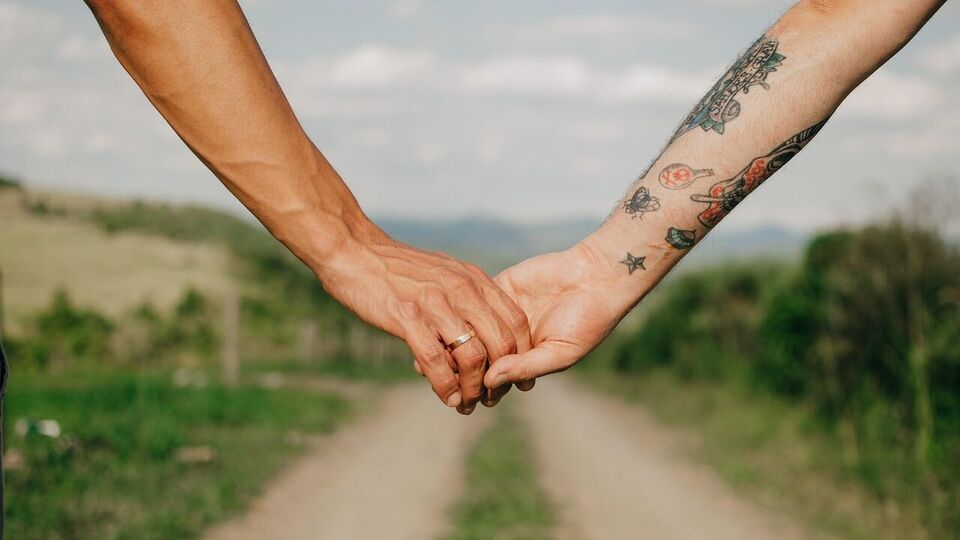 কর্কট: কর্কট রাশির জাতক জাতিকাদের জন্য সপ্তাহটি প্রেমে ইতিবাচক শক্তি নিয়ে আসছে। আপনি এবং আপনার সঙ্গী এই সপ্তাহে একে অপরের প্রতি আবেগগতভাবে সংযুক্ত বোধ করবেন। একজন মহিলার সাহায্যে জীবনে নতুন এবং আনন্দদায়ক কিছু ঘটতে পারে। পরিবার এবং প্রেম উভয় ক্ষেত্রেই সম্প্রীতি থাকবে, তবে তৃতীয় ব্যক্তির হস্তক্ষেপ থেকে আপনাকে সতর্ক থাকতে হবে। এই সপ্তাহটি ছোট ভ্রমণ, উপহার এবং একাকীত্বের জন্য উপযুক্ত, যা সম্পর্ককে শক্তিশালী করবে। এই সপ্তাহে আপনি পরিবারের সদস্যদের কাছ থেকে সকল ধরণের সহায়তা পাবেন।