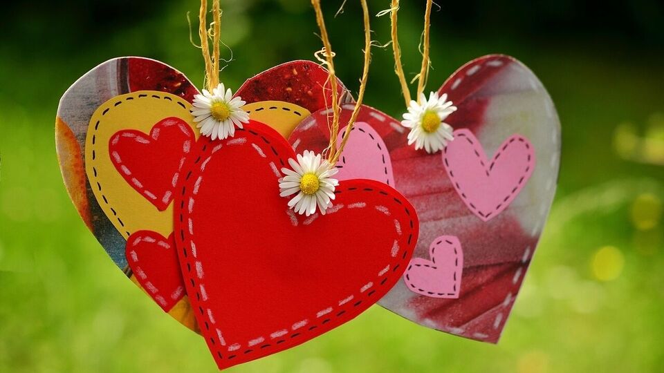 মেষ: মেষ রাশির জাতকদের এই সপ্তাহে তাদের প্রেমের সম্পর্কে উত্থান-পতনের মুখোমুখি হতে হবে। সপ্তাহের শুরুটা একটু অস্থির হবে, যেখানে আপনি কোনও মহিলার কারণে সম্পর্কের ক্ষেত্রে মানসিক অস্থিরতা অনুভব করতে পারেন। পুরনো সমস্যা আবার দেখা দিতে পারে, যা অস্বস্তি বয়ে আনবে। তবে সপ্তাহের মাঝামাঝি এবং শেষ অংশটি আপনার জন্য খুবই রোমান্টিক হবে। আপনার সঙ্গীর সঙ্গে কথোপকথন আরও গভীর হবে এবং আপনি কিছু বিশেষ মুহূর্ত ভাগ করে নিতে পারবেন। এই সময়ের মধ্যে, যেকোনও বড় সিদ্ধান্ত নেওয়া আপাতত স্থগিত রাখুন এবং আবেগের দ্বারা বশীভূত হওয়া এড়িয়ে চলুন।