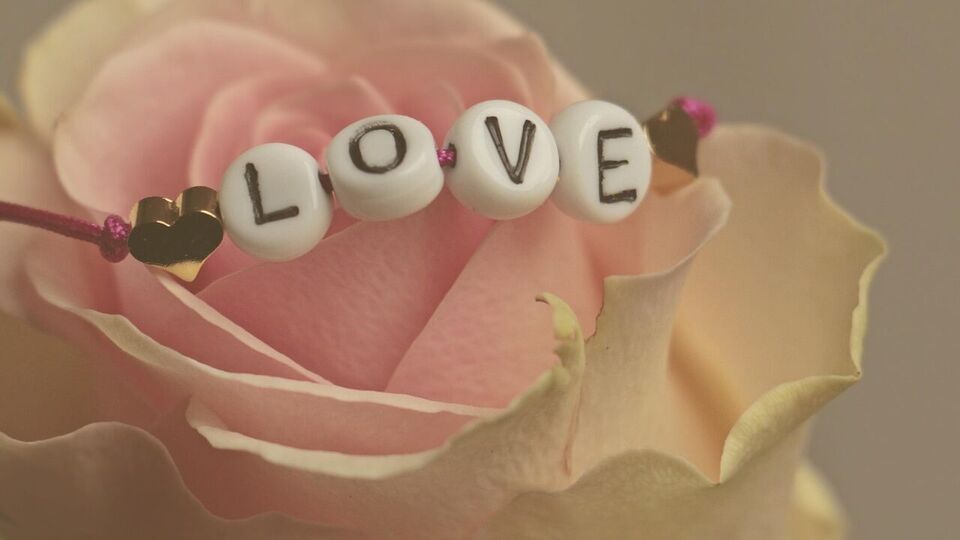 বৃশ্চিক: বৃশ্চিক রাশির জাতক জাতিকাদের জন্য এই সপ্তাহটি প্রেমের মিষ্টতায় পূর্ণ হতে পারে। আপনার এবং আপনার সঙ্গীর মধ্যে নতুন শক্তি, উৎসাহ এবং পারস্পরিক বোঝাপড়া বজায় থাকবে। কিন্তু সপ্তাহের শেষে, কিছু অপ্রত্যাশিত খবর বা পুরনো মানসিক ক্ষত পুনরায় সক্রিয় হতে পারে, যা আপনাকে অস্থির বোধ করাবে। প্রেমে স্থিতিশীলতা বজায় রাখার জন্য, কোনও কিছু অতিরঞ্জিত না করা এবং রাগ এড়ানো গুরুত্বপূর্ণ। যোগাযোগের স্পষ্টতা এবং সহানুভূতি আপনার সবচেয়ে বড় সমর্থন হবে। এই সপ্তাহে আপনার সঙ্গীর বলা কোনও কথাই আপনার হৃদয়ে নেওয়া উচিত নয়। অন্যথায়, উত্তেজনা বাড়তে পারে।