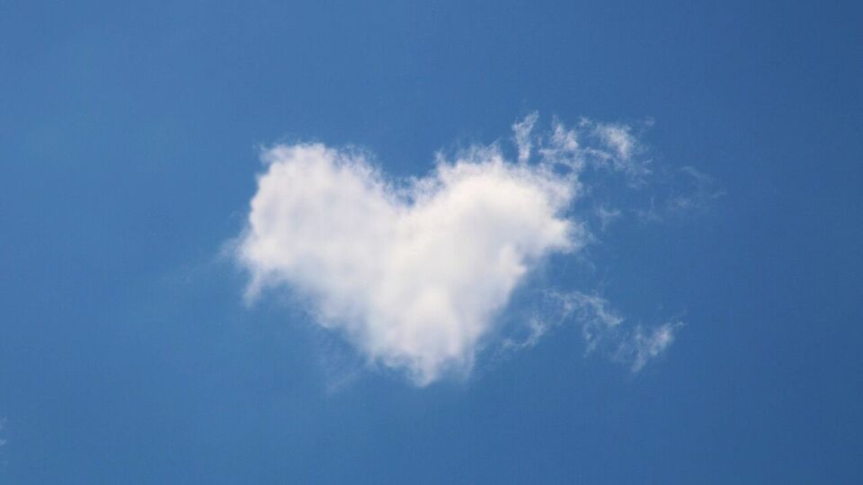 তুলা: তুলা রাশির জাতক জাতিকাদের জন্য এই সপ্তাহটি মিশ্র অভিজ্ঞতায় পূর্ণ হতে পারে। একদিকে, আপনি আপনার সঙ্গীর কাছ থেকে সংযোগ এবং সমর্থন পাবেন, তবে অন্যদিকে, বাইরের কোনও ব্যক্তির হস্তক্ষেপের কারণে অপ্রয়োজনীয় বিভ্রান্তি দেখা দিতে পারে। সপ্তাহের মাঝামাঝি সময়ে, কোনও পুরানো সম্পর্ক বা পারিবারিক বিরোধের কারণে উত্তেজনা দেখা দিতে পারে। সংযম এবং ধৈর্যের সঙ্গে কাজ করা গুরুত্বপূর্ণ। যোগাযোগকে অগ্রাধিকার দিলে এবং অপ্রয়োজনীয় পরামর্শ থেকে দূরে থাকলে সপ্তাহের শেষটা ইতিবাচক হতে পারে। প্রেমের ক্ষেত্রে এই সপ্তাহটি আপনার জন্য সুখ এবং সমৃদ্ধিতে পূর্ণ হবে।